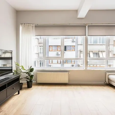Spacious Apt W/ Amazing Location