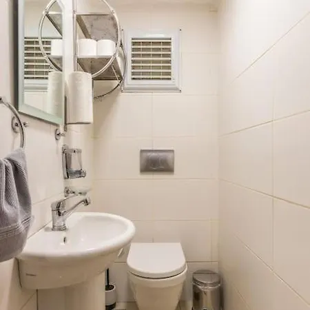 Spacious Apt W/ Amazing Location *