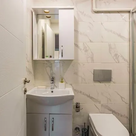 Spacious Apt W/ Amazing Location